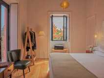 Herdade do Ananas auf Sao Miguel, gemütliches Zimmer mit natürlichem Licht und modernem Komfort für erholsame Stunden bei picotours.