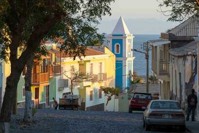 Kleine Gasse mit steilem Weg hinunter, Blick zum Meer, auf Sao Filipe
