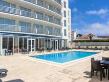 MS Vila Nova Hotel auf Sao Miguel, sonniger Außenpool mit Liegestühlen und modernem Ambiente für entspannte Urlaubstage.