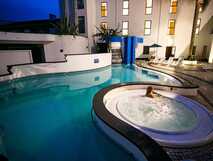 Hotel do Mar auf São Miguel, entspannter Abend am beleuchteten Pool mit Whirlpool – perfekte Wohlfühloase bei picotours.