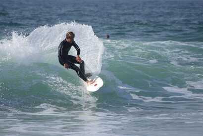 Surfen in Portugal: Wellenreiter surft auf einer Welle