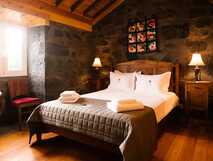 Adegas do Pico – Gemütliches Zimmer mit Steinwänden und Holzboden und einladendem Ambiente auf der Insel Pico.