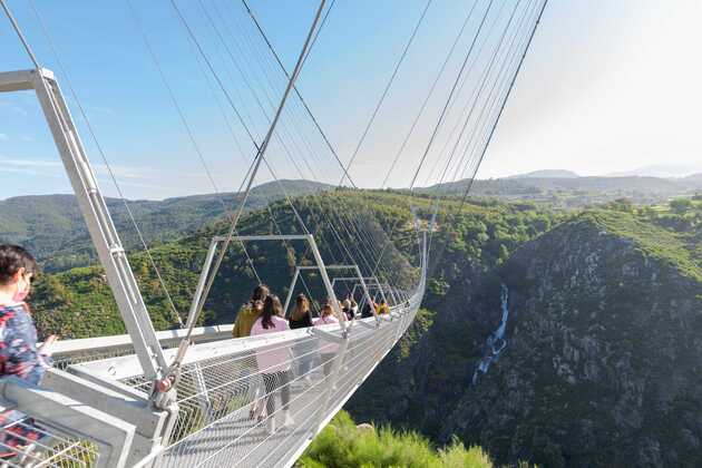 Ausblick auf eine wirklich lange Hängebrücke im Arouca Geopark in Nordportugal.