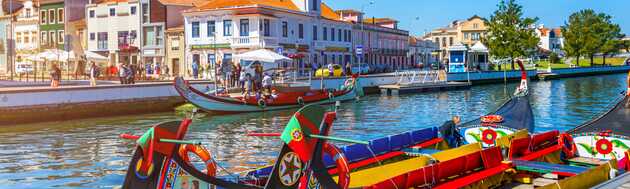 Handbemalte Moliceiro-Boote vor der Jugenstilarchitektur von Aveiro. Dies ist eine kleine Stadt an der Atlantikküste Portugal.