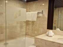 Pestana Bahia Praia Hotel auf Sao Miguel, elegante Badezimmer-Oase mit hellem Marmor und moderner Ausstattung – perfekt für erholsame Momente.