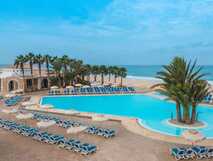 Voi Praia de Chaves Resort auf Boa Vista, großzügiger Poolbereich mit Palmen und direktem Zugang zum Sandstrand