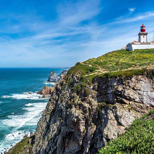Schroffe Felsklippe am Cabo da Roca mit Leuchtturm