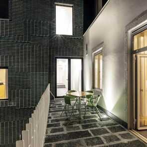 Casa-da-galeria-balkon-terrasse-abends-ponta-delgada