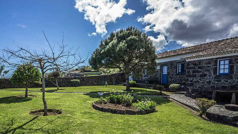 Casas-do-frade-steinhaus-mit-garten-azoren