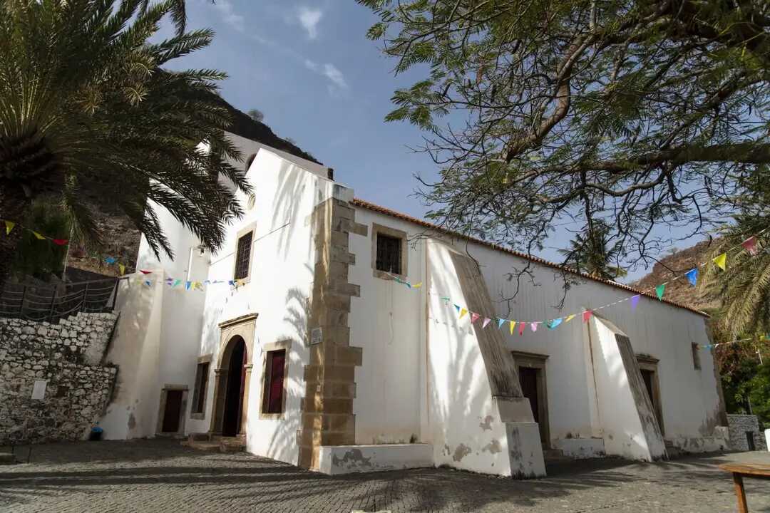 Weiße Kolonialkirche in Cidade Velha auf Santiago, einem UNESCO-Weltkulturerbe der Kapverden.