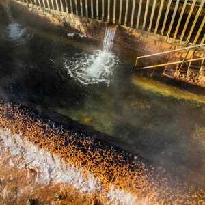 Poça da Dona Beija in Furnas auf São Miguel – mineralreiches, dampfendes Thermalbecken mit warmem Quellwasser auf den Azoren im Winter.