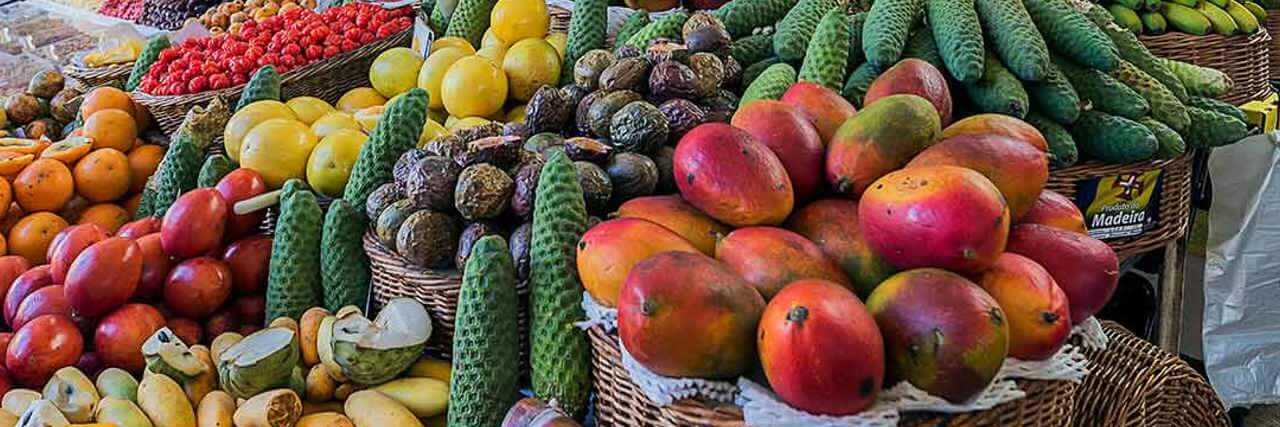 Markthalle Funchal mit einer Fülle an exotischen Früchten