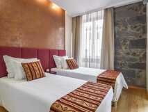 Pension Horta Garden, stilvolles Zimmer mit zwei Einzelbetten und gemütlichem Ambiente ideal für erholsame Nächte.