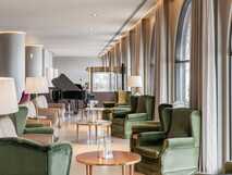 Acores Atlantico Grand Hotel – Elegante und gemütliche Lounge mit stilvollen Sitzgelegenheiten und großem Panoramafenster, ideale Entspannungsoase auf São Miguel.