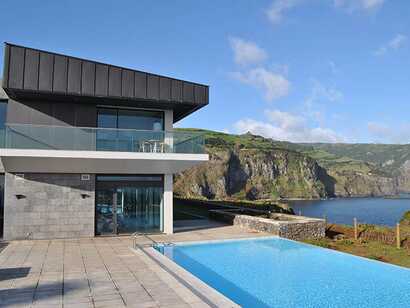 Pool mit Meerblick im Inatel Flores Hotel