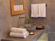 La Fora Ecolodge auf Fogo, sBadezimmer mit orientalischem Waschbecken und natürlichen Akzenten für entspannten Komfort.