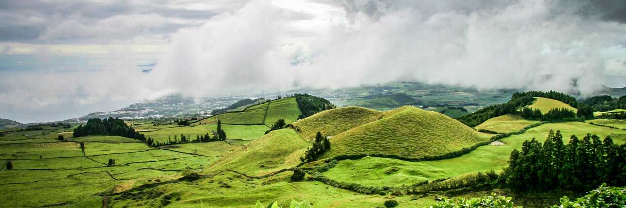 Panorama über die grünen Wiesen der Azoren Insel Terceira