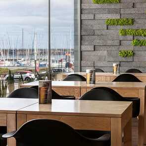 Neat-hotel-avenida-fruehstuecksraum-hafenblick