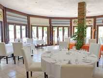 Essbereich und Restaurant befinden sich in einem hellen Raum