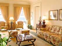 Helles, elegant eingerichtetes Wohnzimmer mit Meerblick auf Terceira – komfortable Ferienunterkunft von picotours.