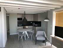 Modernes, gemütliches Apartment mit offener Küche und Essbereich – perfekter Rückzugsort für Ihren Urlaub mit picotours.