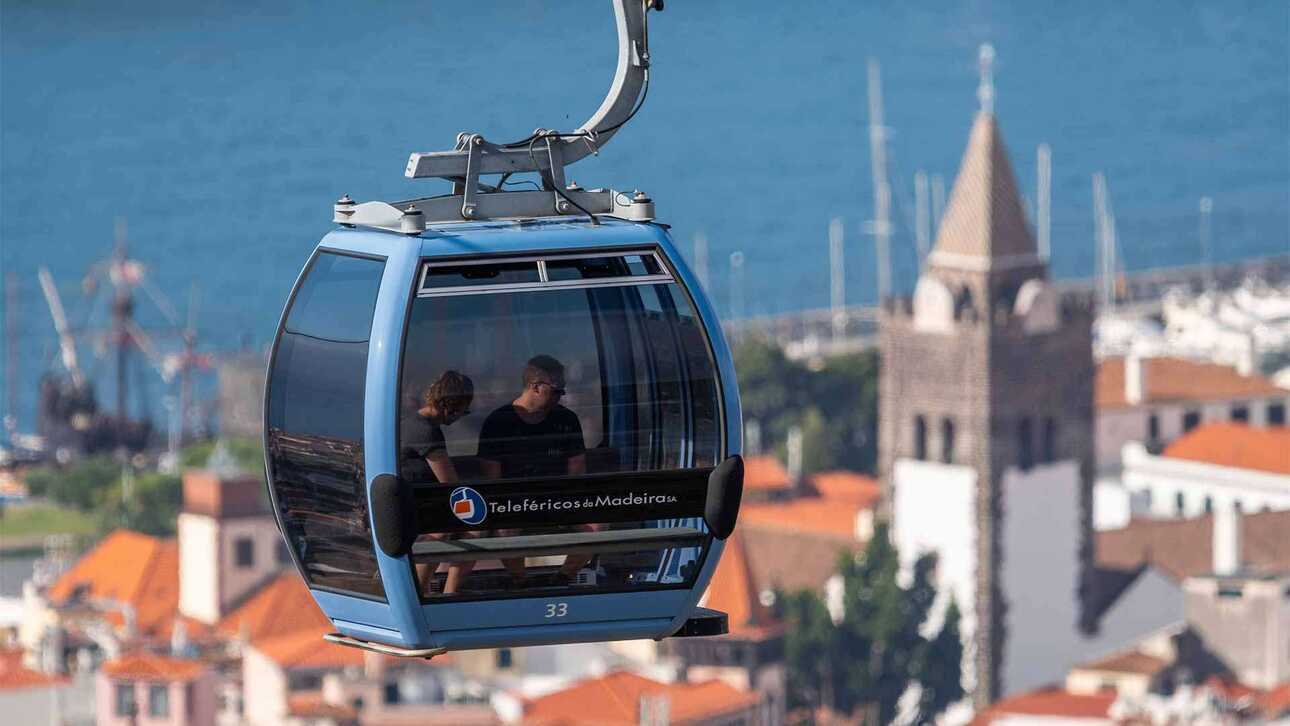 Blick von der Seilbahn auf die Kathedrale in Funchal