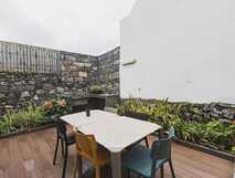 Casa da Cascata auf Sao Miguel, gemütliche Terrasse mit modernem Ambiente und Pflanzen für entspannte Mahlzeiten im Freien.