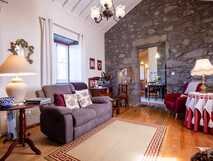 Tradicampo - Casa da Fonte auf Sao Miguel, gemütliches Wohnzimmer mit traditionellem Flair und rustikalem Steinmauer-Ambiente, ideal für entspannte Urlaubstage.