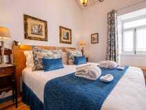 Tradicampo - Casa da Talha auf Sao Miguel, gemütliches Schlafzimmer mit stilvoller Einrichtung und liebevollen Details für erholsamen Urlaub.