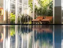 Antillia Hotel Apartments, Sao Miguel – Entspannen Sie im stilvollen Indoor-Poolbereich mit herrlicher Grünpflanzen-Atmosphäre.