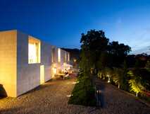 Außenansicht des Carmo's Boutique Hotels bei Abenddämmerung