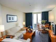 MS Vila Nova Hotel auf Sao Miguel, helles und gemütliches Wohnzimmer mit elegantem Mobiliar und einladendem Ambiente bei picotours.