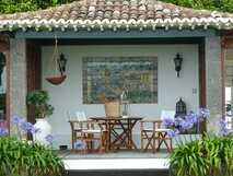 Quinta da Abelheira auf Sao Miguel, einladende Terrasse mit stilvollem Sitzbereich und mediterranem Flair – perfekt zum Entspannen und Genießen.