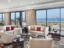 Hilton Cabo Verde Sal Resort- Sitzbereich im Hotelfoyer