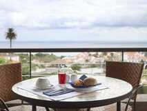 The Lince Nordeste Country & Nature Hotel auf Sao Miguel, entspannter Frühstückstisch mit Meerblick und frischen Backwaren in idyllischer Atmosphäre.