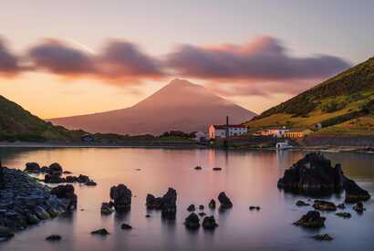 Blick von Faial auf den Berg Pico bei Sonnenuntergang auf den Azoren im November