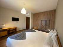 Apartamentos Sao Joao auf Faial, modernes und gemütliches Zimmer mit stilvoller Holzakzentwand und praktischem Arbeitsplatz