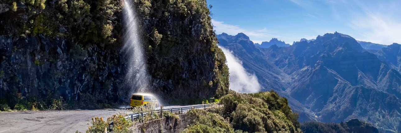 Auto unter Wasserfall auf Madeira