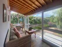 Quinta dos Bravos auf Sao Miguel, gemütlicher Wintergarten mit Panoramablick auf den Garten – perfekte Wohlfühloase bei picotours.