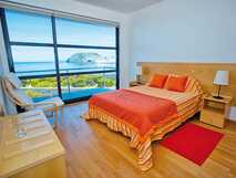 Cantinho das Buganvílias auf Sao Jorge – Helles, gemütliches Zimmer mit Meerblick für entspannte Urlaubstage.