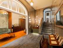 Stilvoller Eingangsbereich der Casa Contador mit elegantem Treppenaufgang und historischer Innenarchitektur.