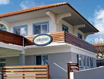 Comodoro Guest House auf Corvo: Moderne Pension mit Holzterrasse und freundlicher Atmosphäre im kleinsten Ort der Azoren