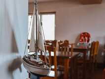 Guesthouse Comodoro auf Flores, liebevoll eingerichtetes Ambiente mit maritimen Details.