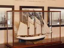 Hotel do Canal auf Faial – Stilvolles maritimes Ambiente mit historischen Modellen und Fotografien für einen einzigartigen Aufenthalt.