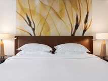 Terra Nostra Garden Hotel auf Sao Miguel, stilvolles Schlafzimmer mit gemütlichem Doppelbett und sanfter Beleuchtung für erholsame Nächte.