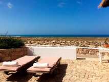 Spinguera Ecolodge auf Boa Vista, sonnige Terrasse mit gemütlichen Liegen und weitem Meerblick