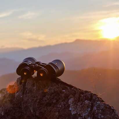 Fernglas auf einem Felsen bei Sonnenuntergang zur Naturbeobachtung auf den Azoren