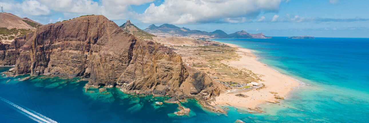Ponta da Calheta auf Porto Santo mit türkisblauem Wasser, Sandstrand und bergiger Landschaft
