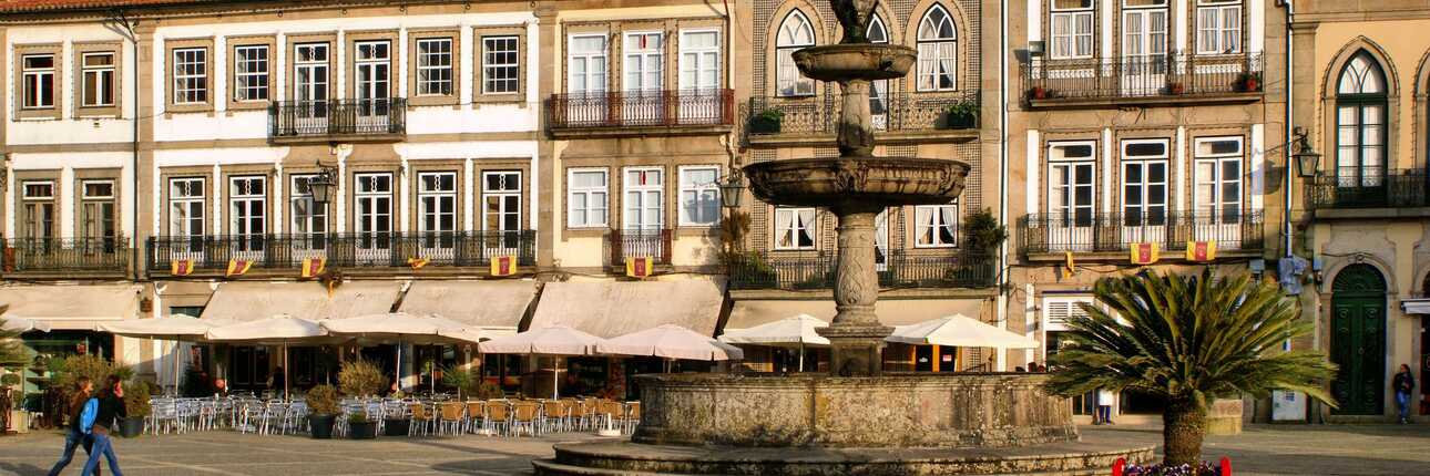 Ein schöner Brunnen auf dem Hauptplatz von Ponte de Lima