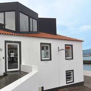 Porto-velho-hostel-fassade-meerblick-azoren